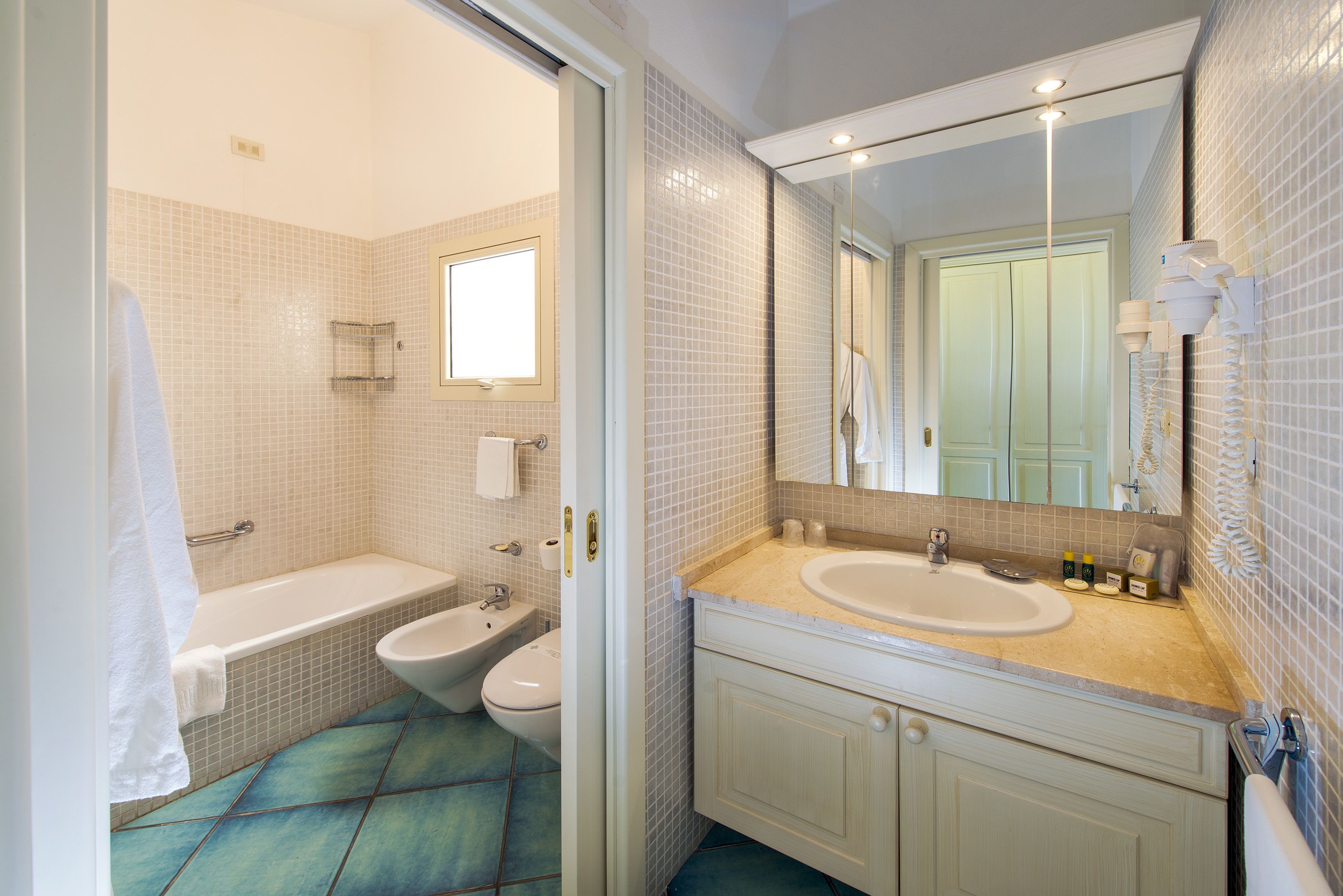 eco-friendly toiletries, towels