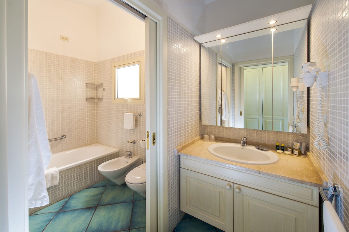 eco-friendly toiletries, towels