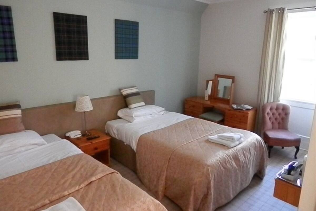 Quarto duplo standard, suíte | Ferros/tábuas de passar roupa, roupa de cama