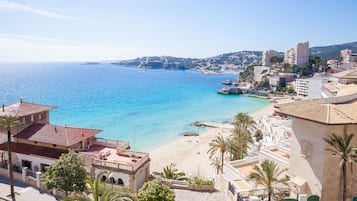 Una spiaggia nelle vicinanze