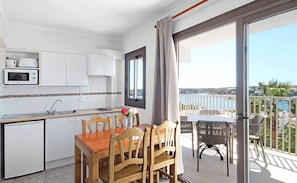 Appartement, 1 chambre, balcon, vue jardin | Cuisine privée | Réfrigérateur, micro-ondes, cafetiÚre/bouilloire, bouilloire électrique