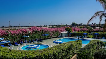 2 piscinas al aire libre, sillones reclinables de piscina