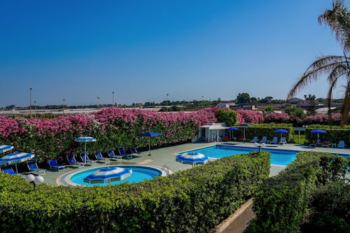 2 piscines extérieures, chaises longues