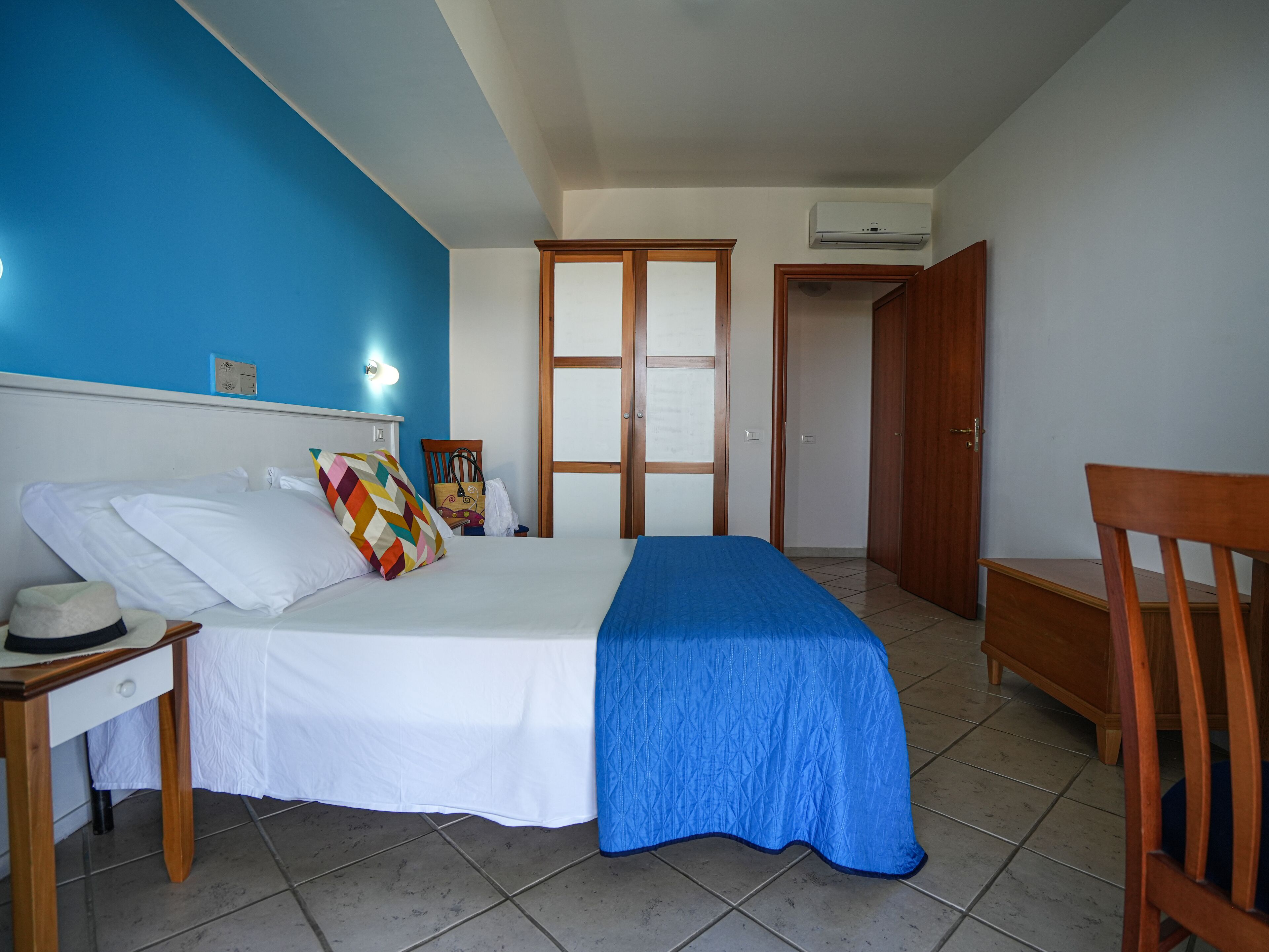 Caja fuerte, cunas (de pago), wifi gratis y ropa de cama