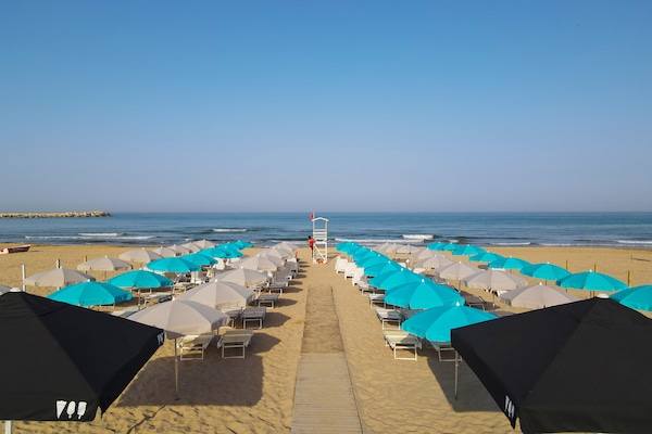 Private beach nearby, free beach shuttle, free beach cabanas