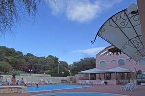 Piscine extérieure (ouverte en saison), parasols de plage