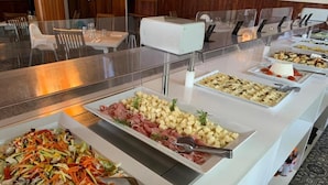 A buffet with various food items including salads, meats, and cheeses. - Family Hotel Sole (Vico del Gargano)