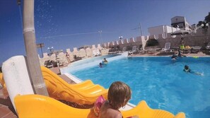 Piscine extérieure (ouverte en saison), parasols de plage