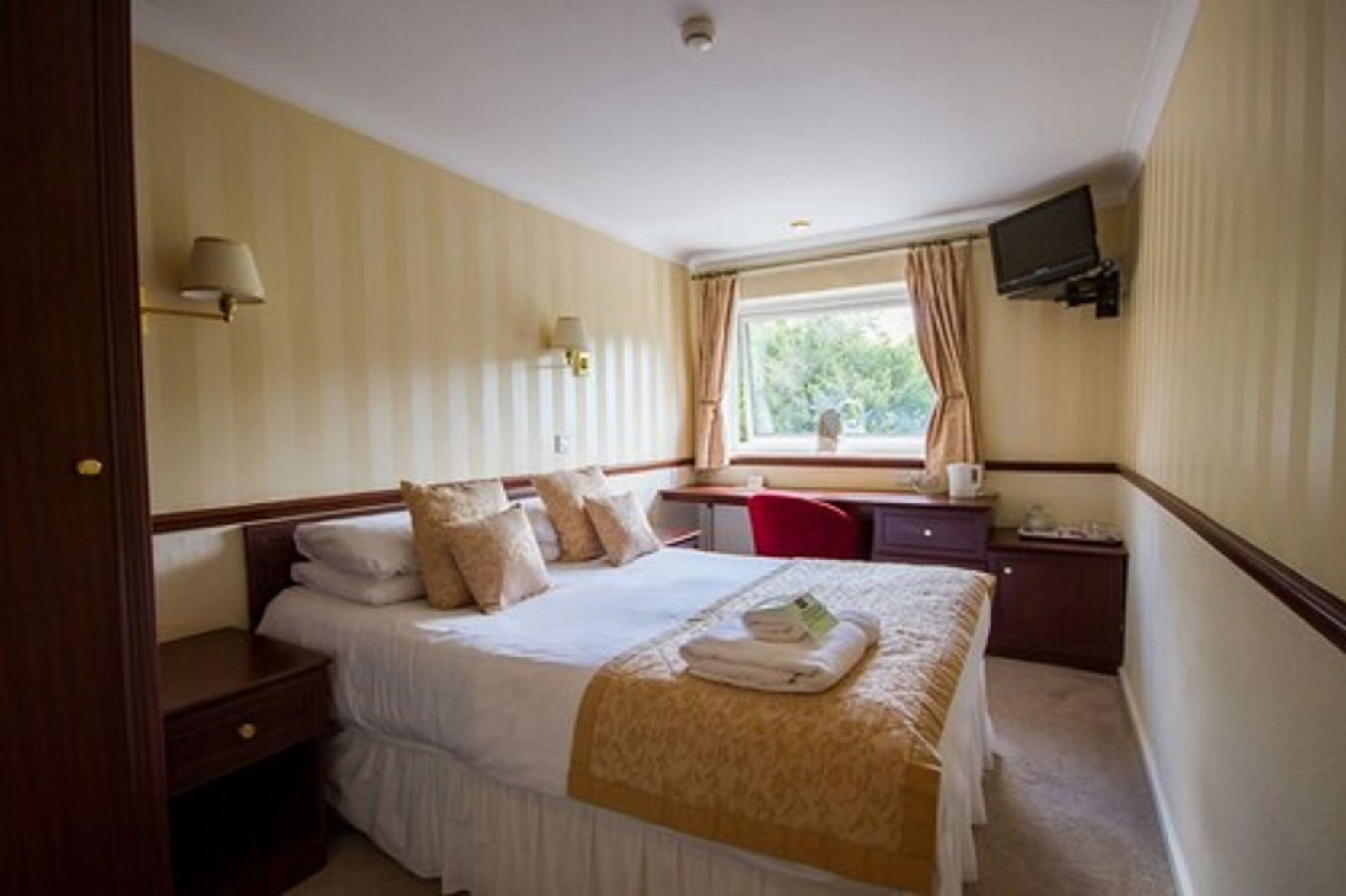 Free WiFi, bed sheets