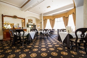 Daily cooked-to-order breakfast (GBP 10 per person)