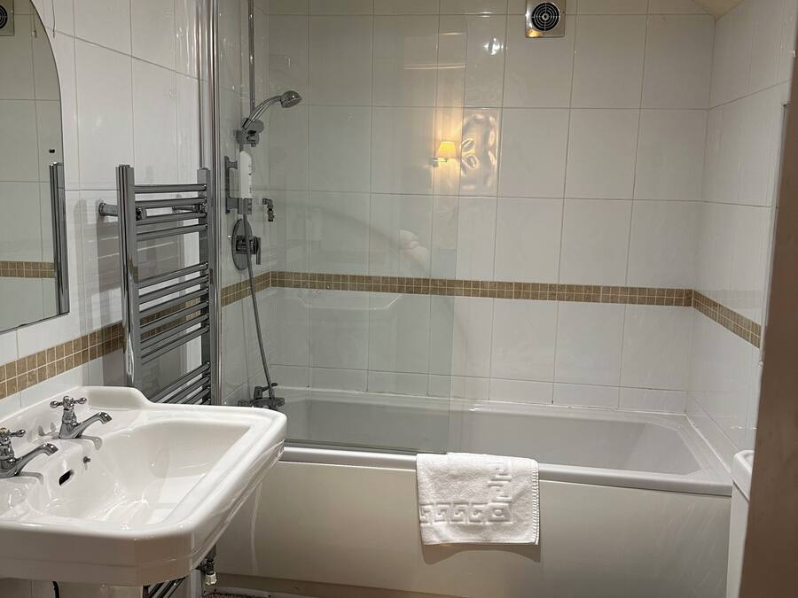 Un baño moderno con bañera, lavabo e inodoro.