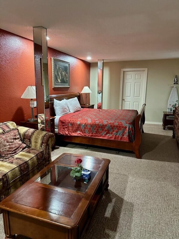 Standard Room, 1 King Bed, Non Smoking, Jetted Tub | Soundproofing, iron/ironing board, free WiFi - Western Plaza Inn (De Queen)