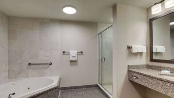 Combined shower/bathtub, free toiletries, hair dryer, towels