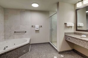 Ensemble douche/baignoire, articles de toilette gratuits, sĂšche-cheveux