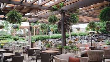 3 restaurantes, com serviço de almoço e jantar; culinária americana