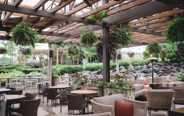 3 restaurants, lunch, dinner, brunch served; American cuisine