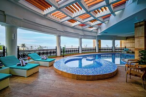 Una piscina al aire libre, sillones reclinables de piscina