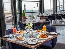 Se sirven desayunos, almuerzos y cenas; cocina internacional