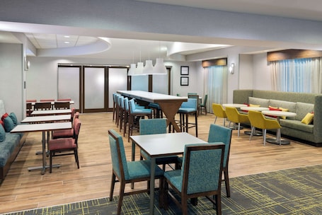 Free daily buffet breakfast . Hampton Inn Petersburg-Southpark Mall