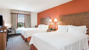 高档床上用品、办公桌、笔记本电脑工作区、遮光窗帘