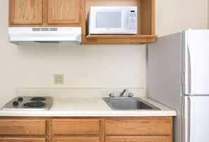 Fridge, microwave, stovetop - WoodSpring Suites Lebanon (Lebanon)