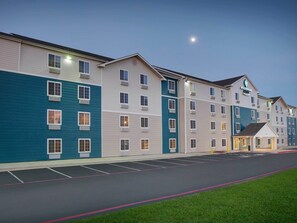 Front of property – evening/night - WoodSpring Suites Lebanon (Lebanon)