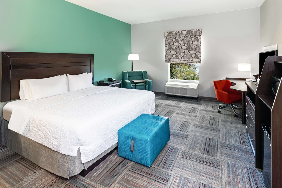Iron/ironing board, free WiFi, bed sheets, alarm clocks