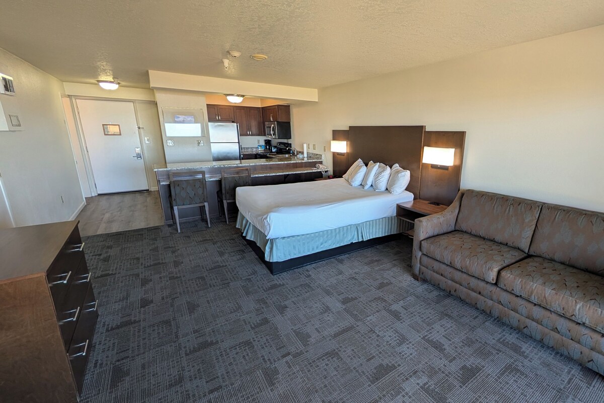 Deluxe Single Room, 1 Queen Bed, Kitchen, Ocean View | In-room safe, iron/ironing board, WiFi (free), alarm clocks