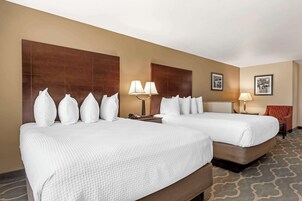 Colchones con pillow-top y caja de seguridad en la habitación