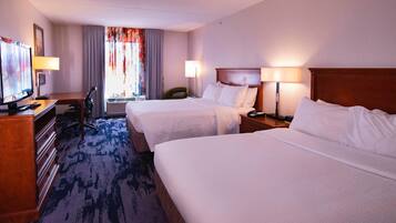 Escritorio, cortinas opacas, tabla de planchar con plancha