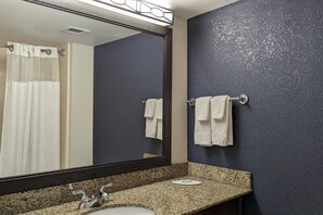 Combined shower/bathtub, free toiletries, hair dryer, towels