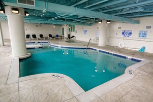 Kolam renang tertutup, kolam renang terbuka, kerusi lepak pantai