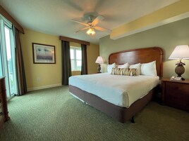 Standard Condo, 1 Bedroom, City View | Peti besi dalam bilik, seterika/papan seterika