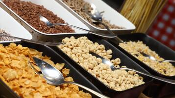 Daily buffet breakfast (CNY 152 per person)