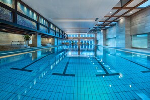 Innenpool, geöffnet von 05:30 Uhr bis 23:00 Uhr, Liegestühle