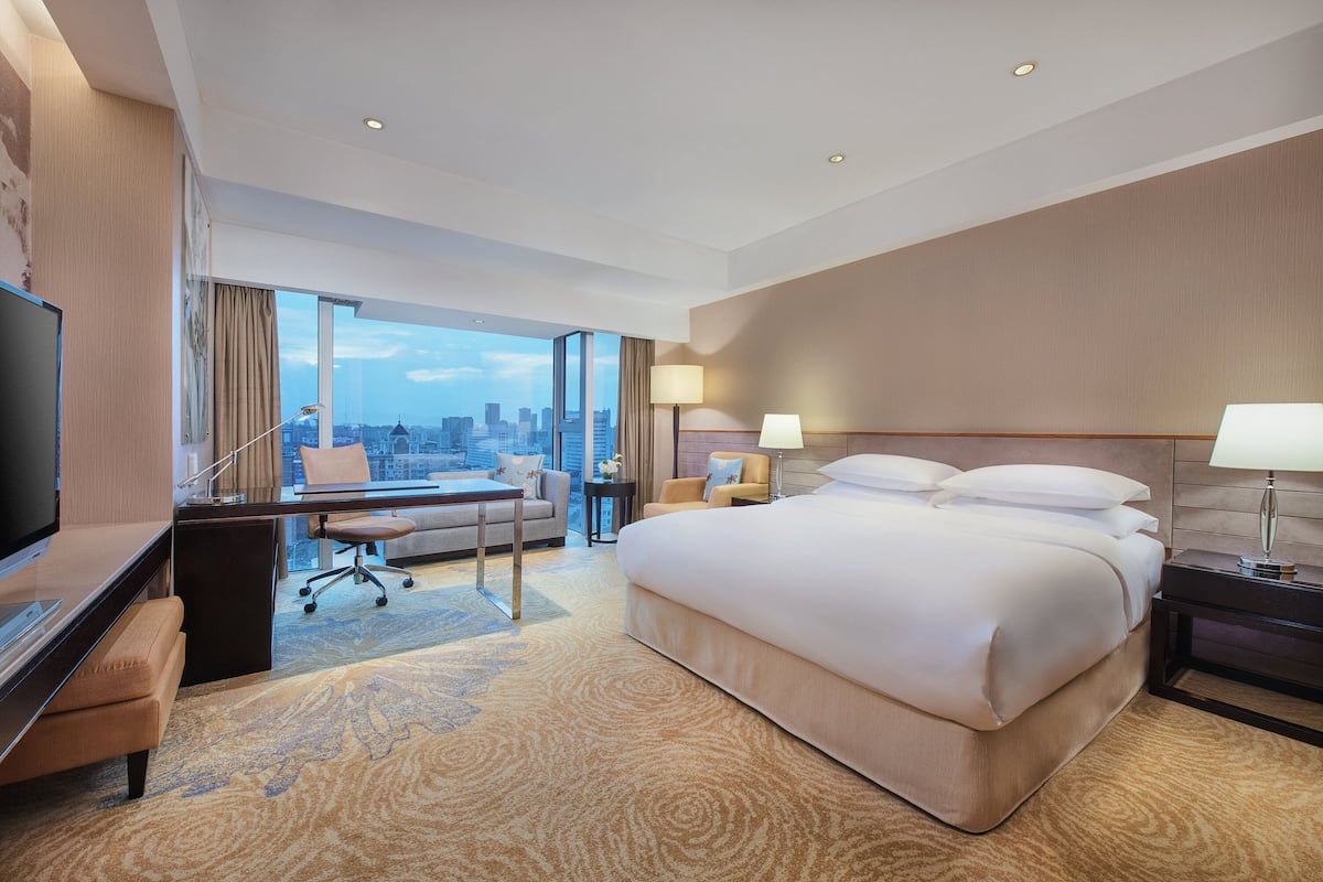 Habitación Premium, 1 cama King size, con acceso al salón lounge del club (High Floor) | Ropa de cama de alta calidad, edredón y minibar 