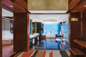 Svit - 1 kingsize-säng - tillgång till Club Lounge (Yunnan Loft) | Badrum | Badkar och dusch, djupt badkar, regndusch och gratis toalettartiklar