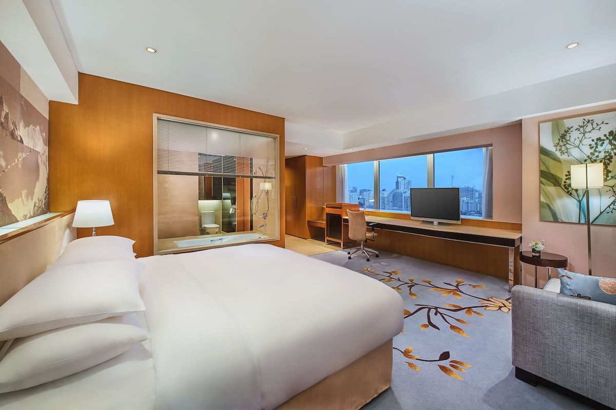 Habitación Premium, 1 cama King size, vista a la ciudad | Ropa de cama de alta calidad, edredón y minibar 
