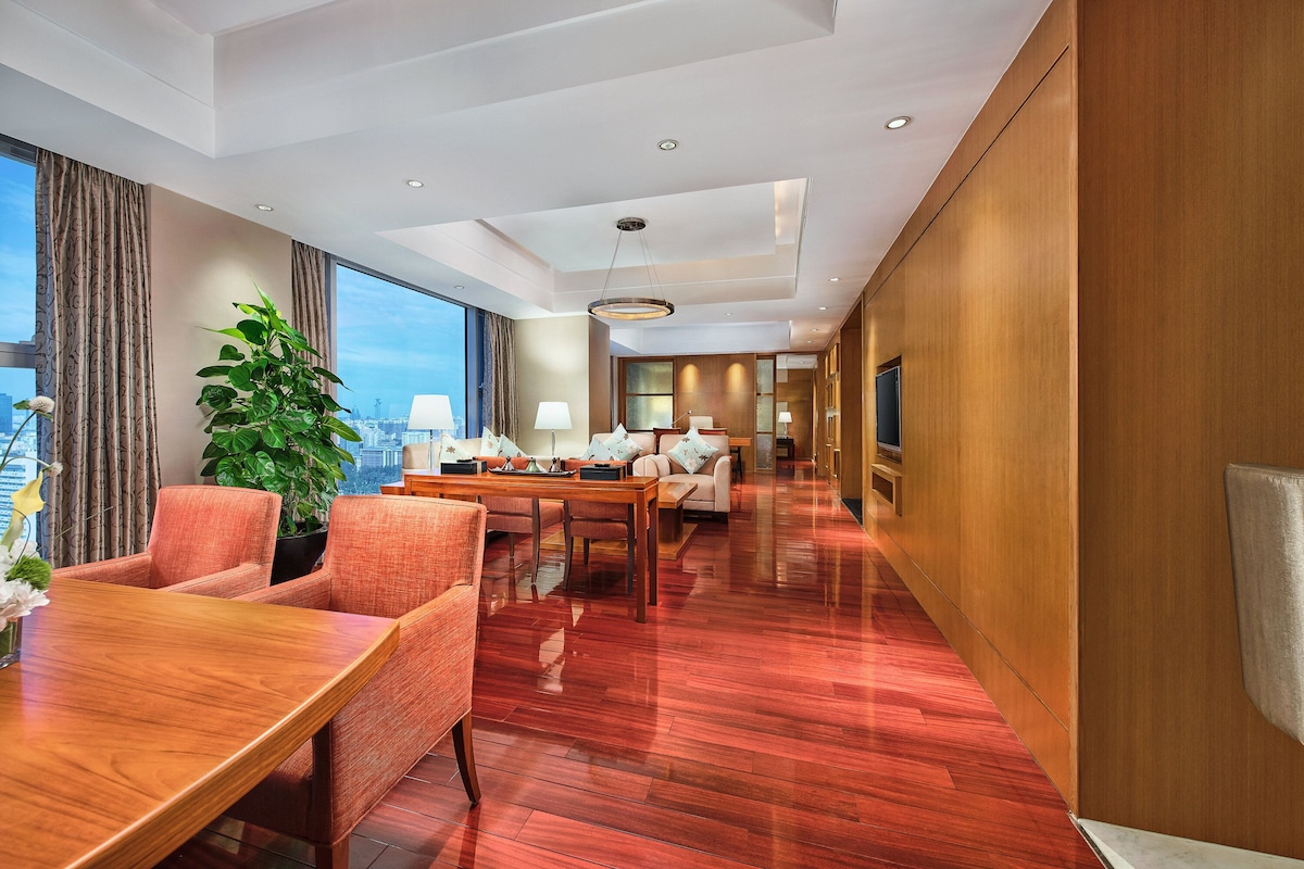 Phòng Suite, 1 phòng ngủ, bếp (Living Dining) | Bộ đồ giường cao cấp, chăn bông, minibar, két bảo mật tại phòng