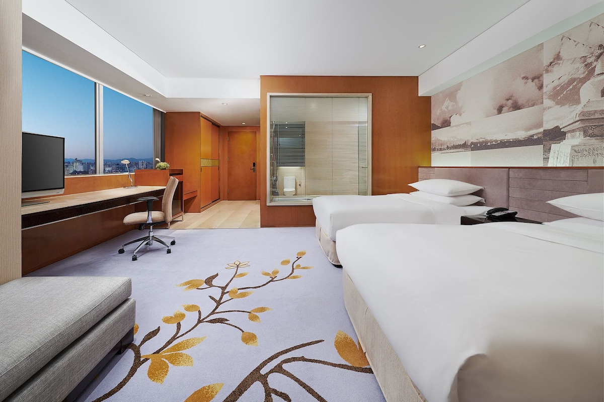 Bộ đồ giường cao cấp, chăn bông, minibar, két bảo mật tại phòng