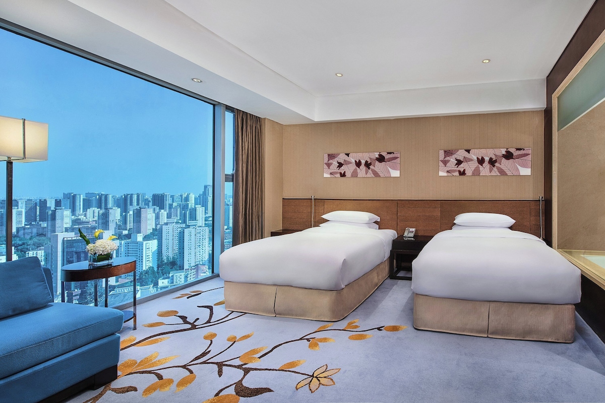 Bộ đồ giường cao cấp, chăn bông, minibar, két bảo mật tại phòng