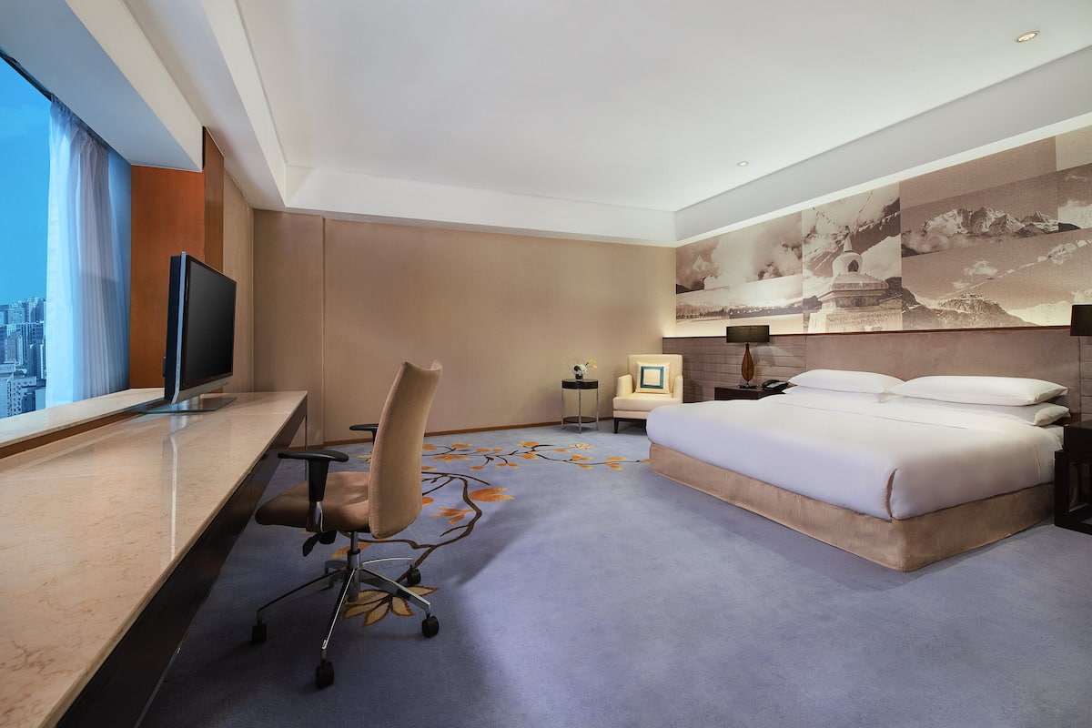 Habitación Premium, 1 cama de matrimonio grande (Wheelchair) | Ropa de cama de alta calidad, edredones de plumas, minibar y caja fuerte