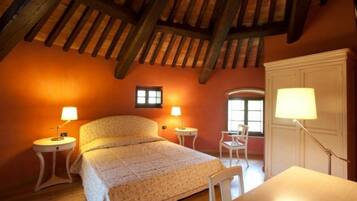 Hypo-allergenic bedding, minibar, desk, iron/ironing board