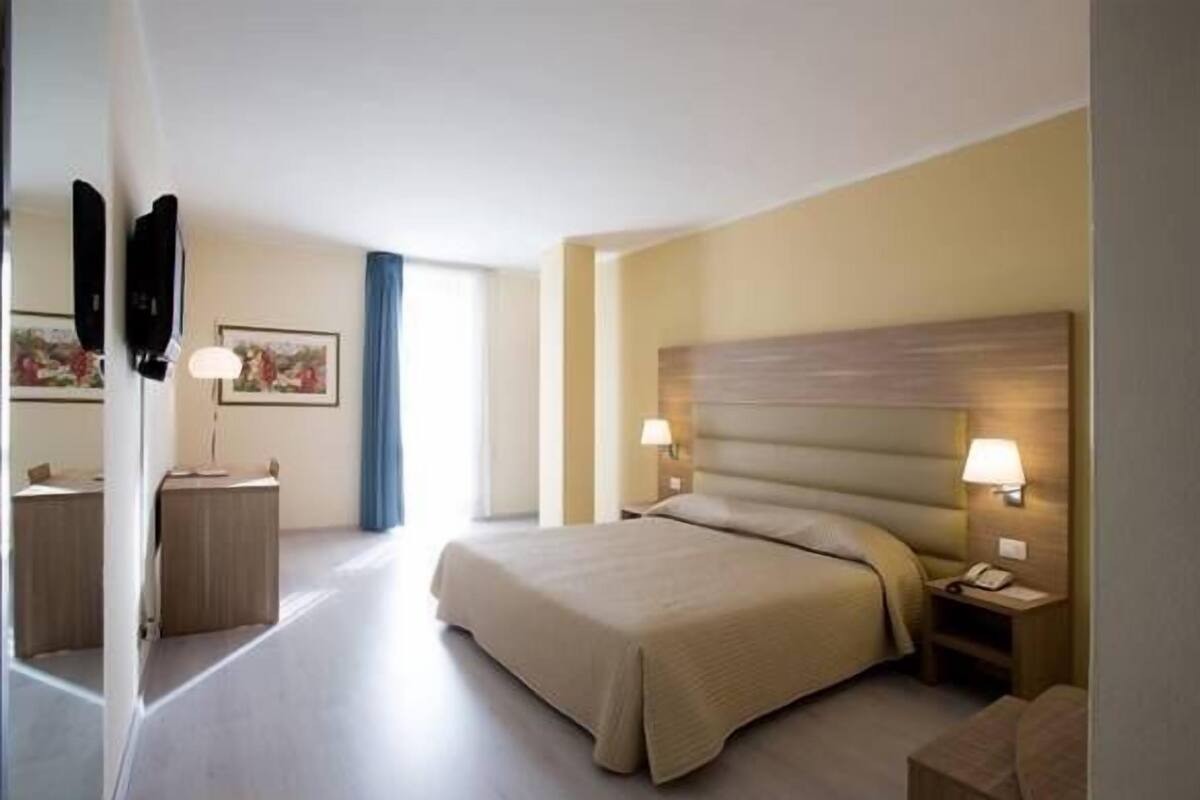 Hypo-allergenic bedding, minibar, desk, iron/ironing board