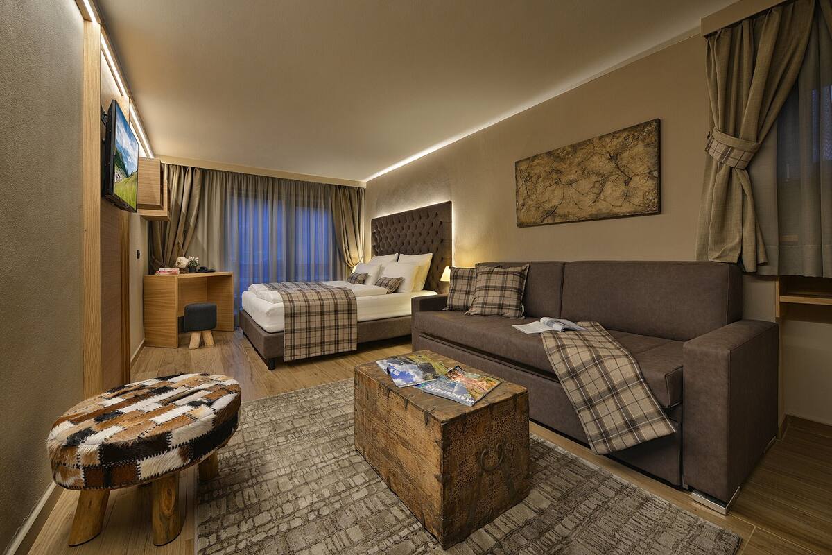 Executive Room | Hypo-allergenic bedding available, down comforters, in-room safe