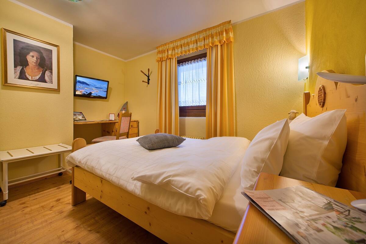 Comfort Single Room | Hypo-allergenic bedding available, down comforters, in-room safe