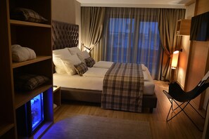 Deluxe Quadruple Room | Hypo-allergenic bedding, down comforters, in-room safe, blackout drapes - Hotel Residence Margherita (Livigno)