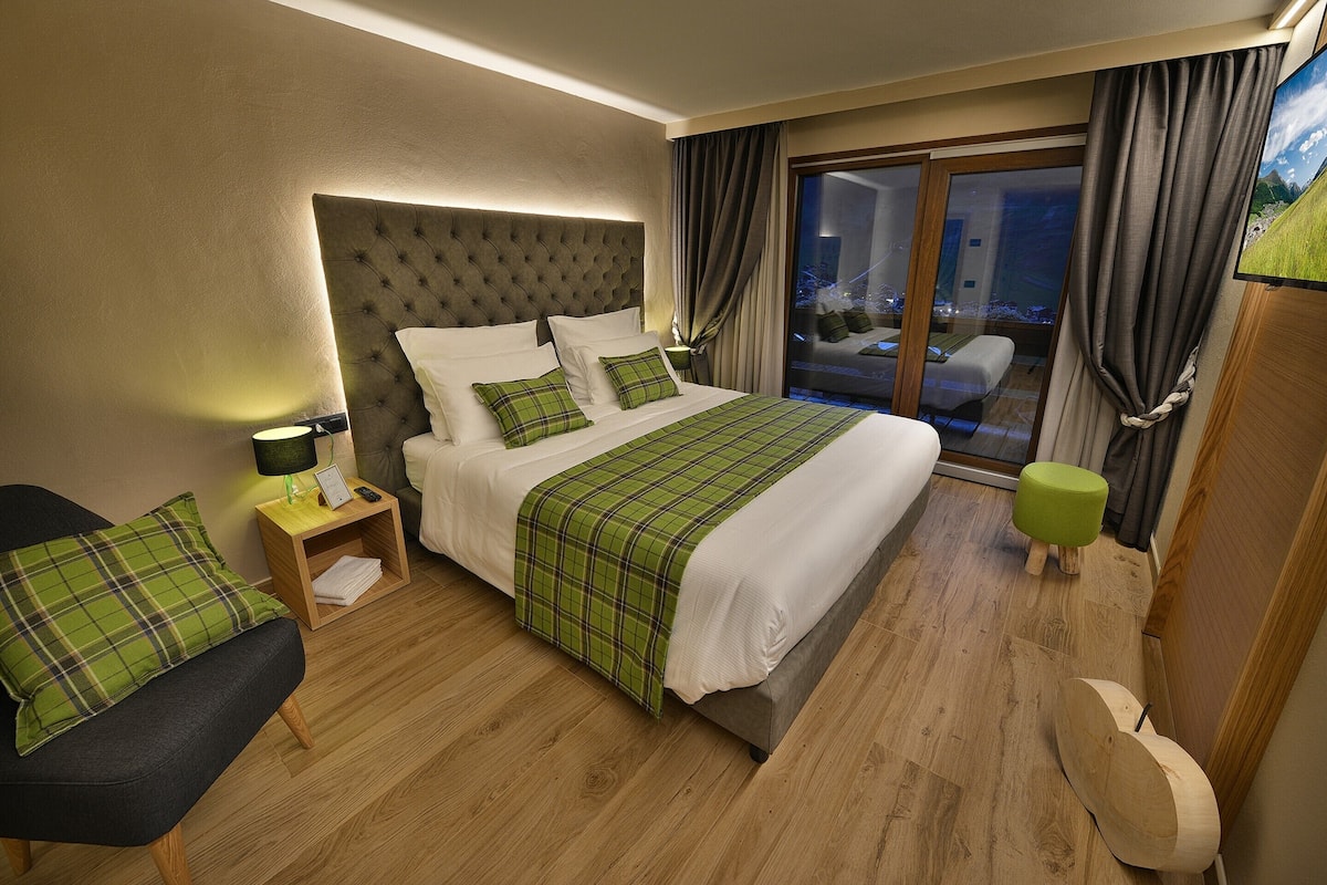 Chambre Deluxe Double ou avec lits jumeaux, non-fumeurs, vue montagne | 1 chambre, literie hypoallergénique, couette en duvet d'oie