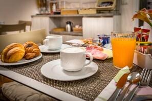 Colazione a buffet a pagamento, servita tutte le mattine 