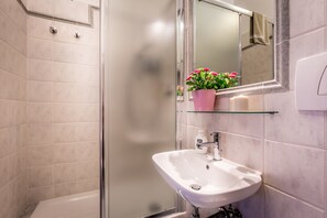 Shower, hair dryer, towels - B&B Antiche Armonie (Florence)